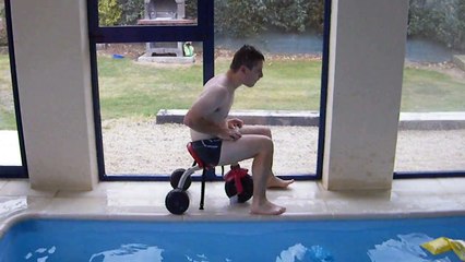 Dimitri chute de vélo dans la piscine!