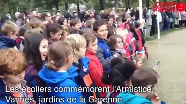 Cérémonie du 11 Novembre à Vannes. La foule et des enfants