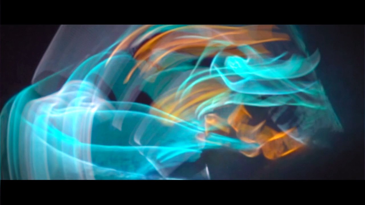 Une session nocturne et fluorescente en kayak freestyle