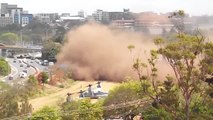 Fail : Un hélicoptère soulève un nuage de poussière sur la route