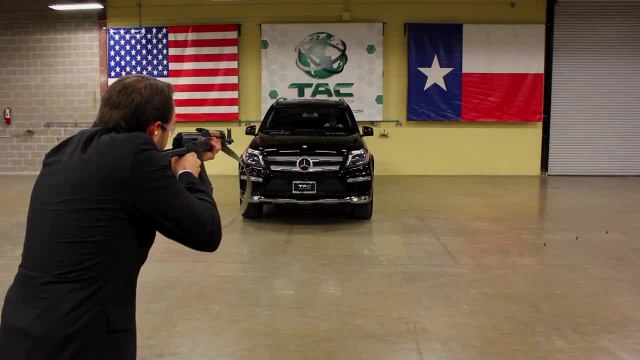 Un automobiliste teste la résistance d'un pare-brise blindé