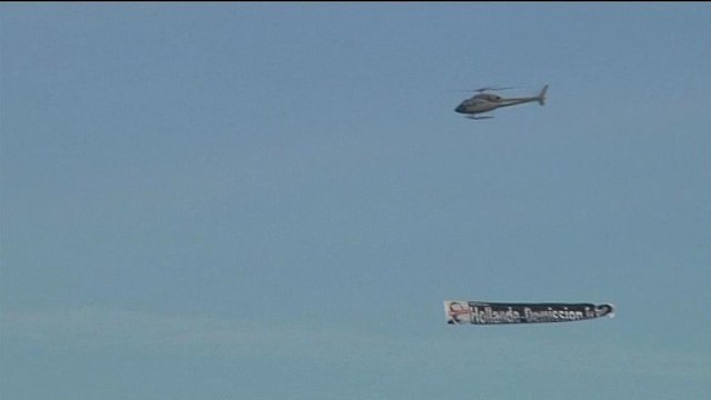 Hollande Démission , la banderole qui entache les commémorations du 11-Novembre