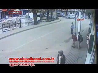 Yolda yürüyen kadın ve 2 öğrenciye dikkat