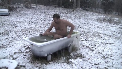 Vidéo d'un fou s'amusant dans la nieige... WTF?!!!