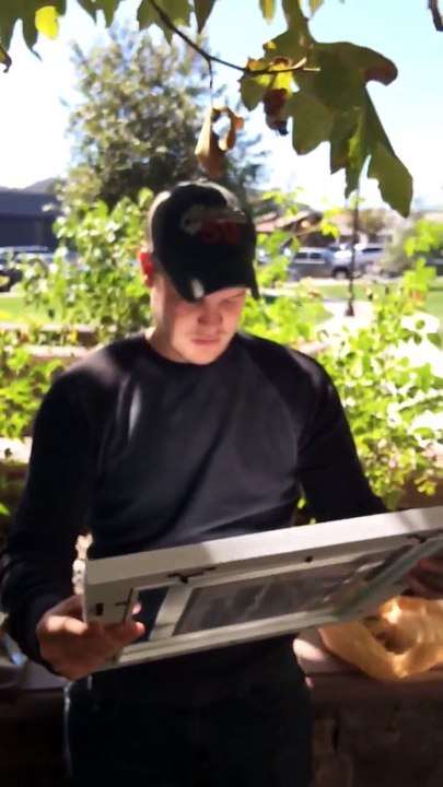 Moment émotion quand cet homme apprend qu'il va être papa : larmes de bonheur!