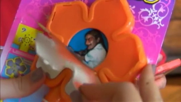 Un jouet banal cache une image de fillette se coupant le poignet avec un couteau : jouet satanique!