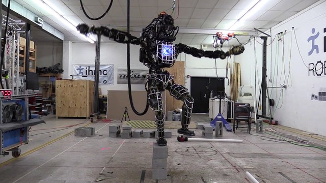 Nouveau robot Hi tech qui tient sur une jambe : Karate Kid Robot!