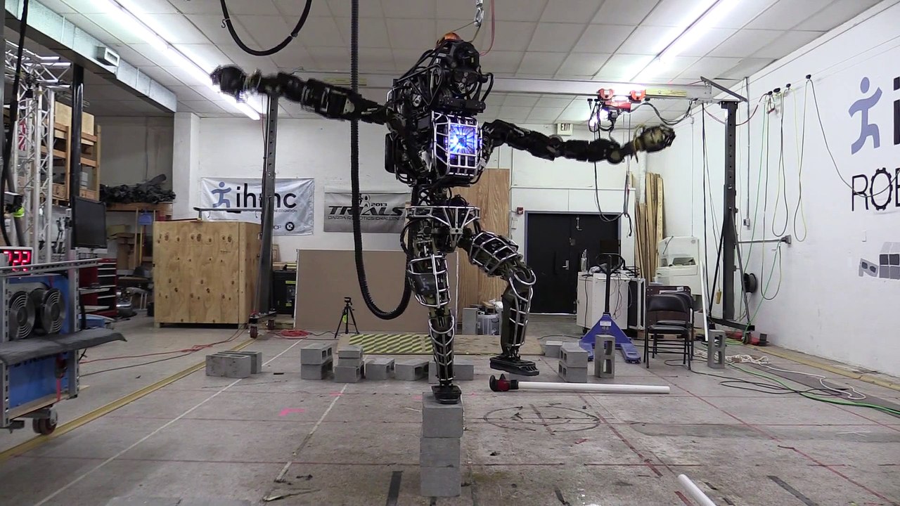 Nouveau robot Hi tech qui tient sur une jambe :  Karate Kid Robot!