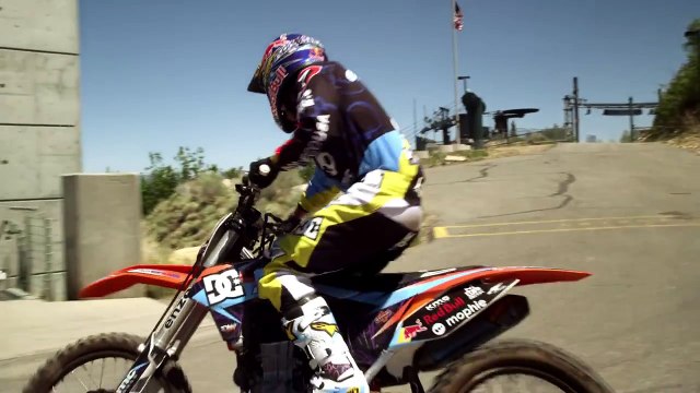 Un motard prend un tremplin de saut à ski à moto !