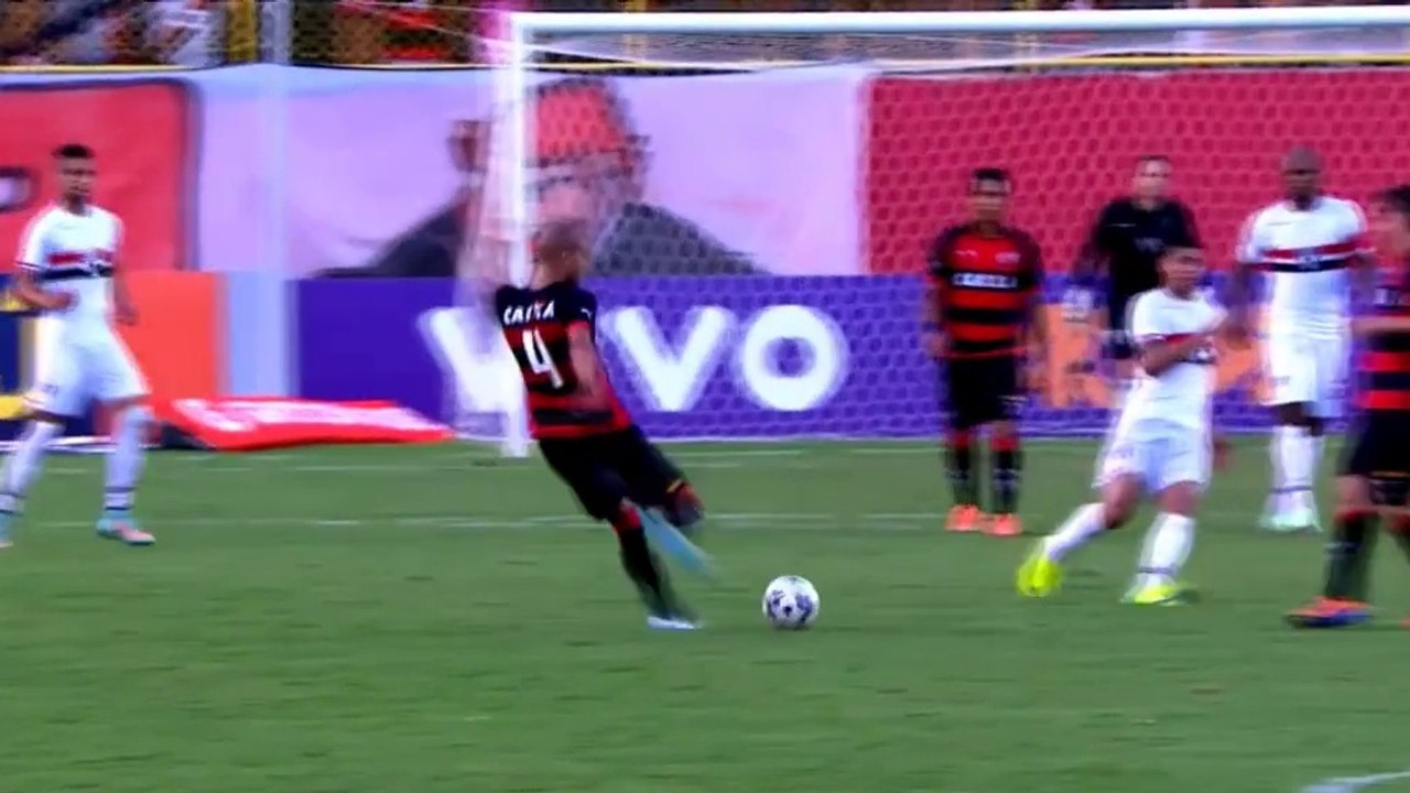 Frappe de 40 mètres pleine lucarne !