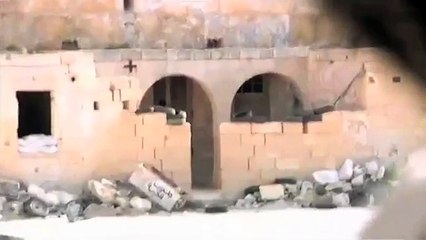 Un enfant porte secours à une petite fille en Syrie