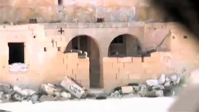 Un enfant porte secours à une petite fille en Syrie