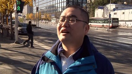 Gum-chewing Obama caught on camera at Beijing summit