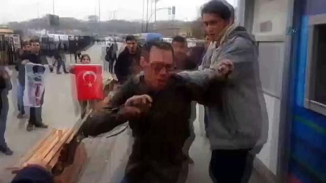 Amerikan askerinin başına çuval geçirdiler