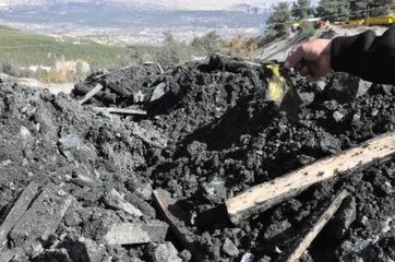Moloz Yığınları Arasındaki Kırık Baret ve Ezilmiş Vagonlar