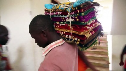 Goldbarren im Pool: Plünderer in Burkina Faso