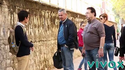 Evsiz Adamı Tekmeleyen Gence İnsanların Tepkisi - Vivox