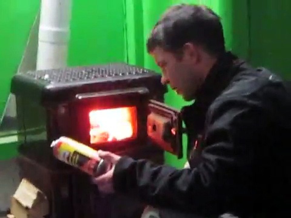 Explosion d'une bombe aérosol dans le feu