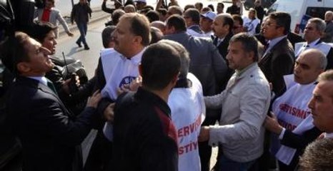 Milletvekillerinin Katıldığı Bisikletli Eylemde Yumruklar Konuştu