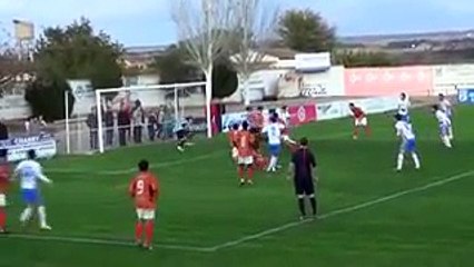Un goal monte et marque en coup du scorpion