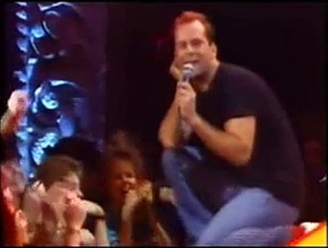 Bruce Willis chante Comin' Right Up