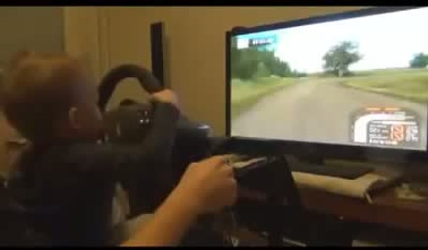 Il sait à peine marcher et montre déjà un don pour le pilotage !