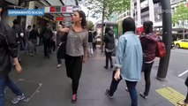 Otra mujer camina por las calles, pero esta vez en Auckland, Nueva Zelanda y nada le paso - 15POST