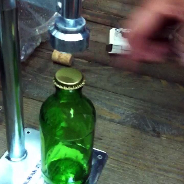 Gazoz kapağı kapatma makinası