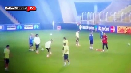 Filipe Luis humilla a Neymar con asombrosa bicicleta aérea entrenamiento selección Brasil 2014