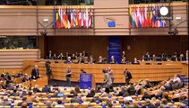 Eurodeputados recebem explicações de Juncker sobre escândalo fiscal
