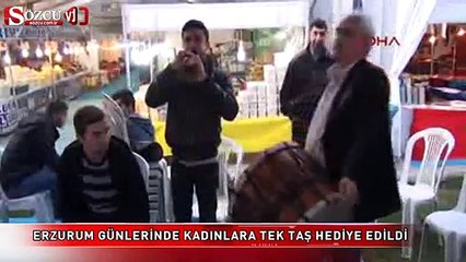 Kadınlara tek taş yüzük hediye edildi