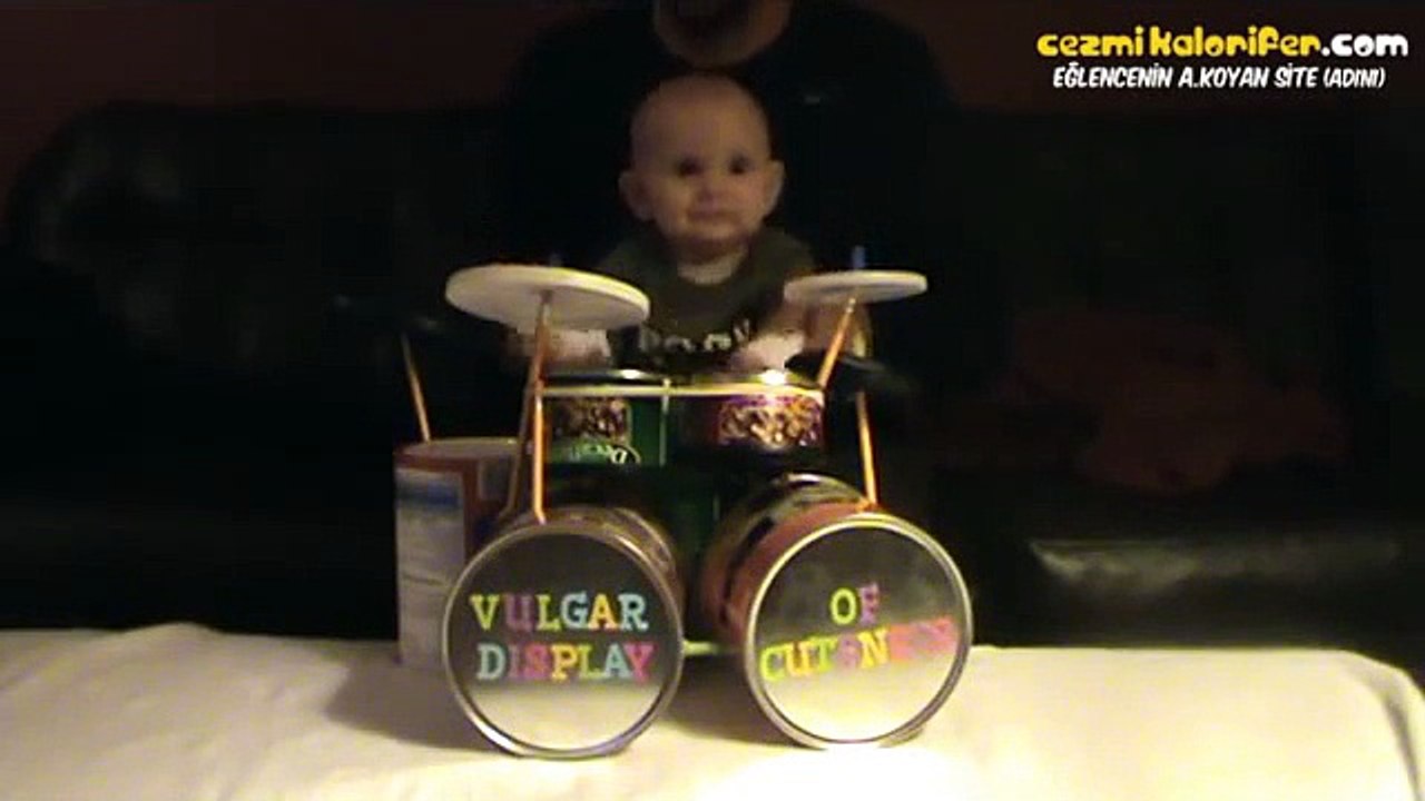 Babasının Desteğiyle Baterisini Çalan Bebek