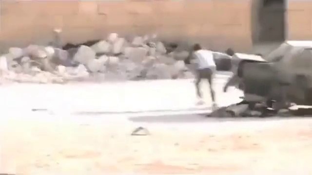 Un garçon sauve des balles une petite fille en Syrie