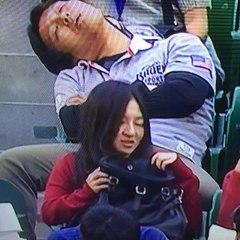 بطولة التنس  المشجع نايم بالعسل هههههه مغصوب يحضر #اليابان #نوم