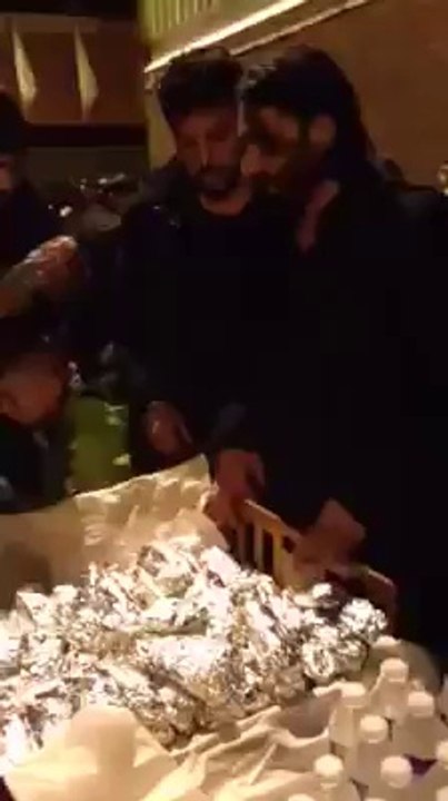 Nadeem Sarwar Serving Niaz e Imam Hussain at London