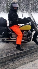 Un Canadien fou fait de la moto sur une route couverte de neige et de glace!