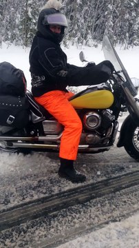 Un Canadien fou fait de la moto sur une route couverte de neige et de glace!