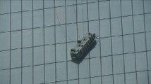 Une nacelle perchée au 69e étage du World Trade Center manque de tomber