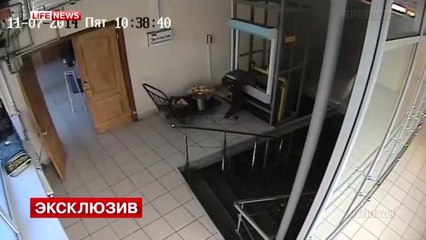 Se coincer la tête dans le monte-charge : Fail de débile!