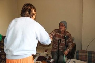 70'lik Dede ile AIDS'li Bakıcısı Baba-Kız Gibi Oldu