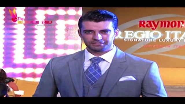 Dashing Hunk Dino Morea walks the ramp