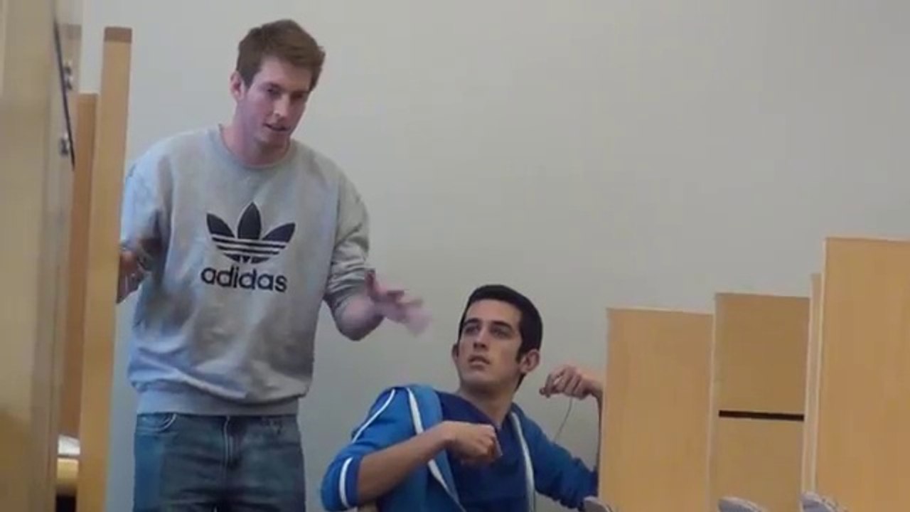 Il montre ses talents de danseurs à la bibliothèque