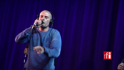 Akhenaton interprète «Même les anges» en live dans Couleurs tropicales