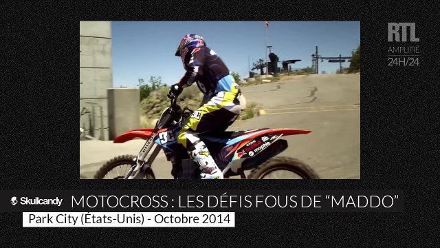 Motocross : Robbie Maddison décolle du haut d'un tremplin de saut à ski