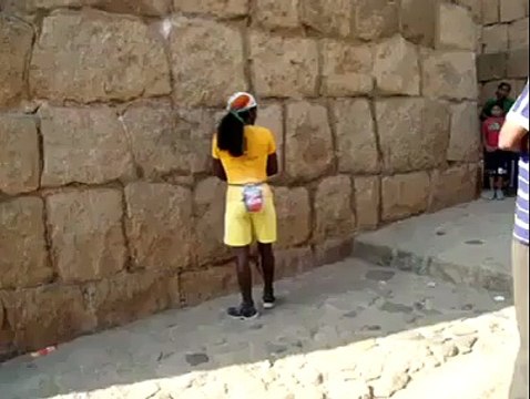 Cet homme escalade un mur à mains nues en quelques secondes