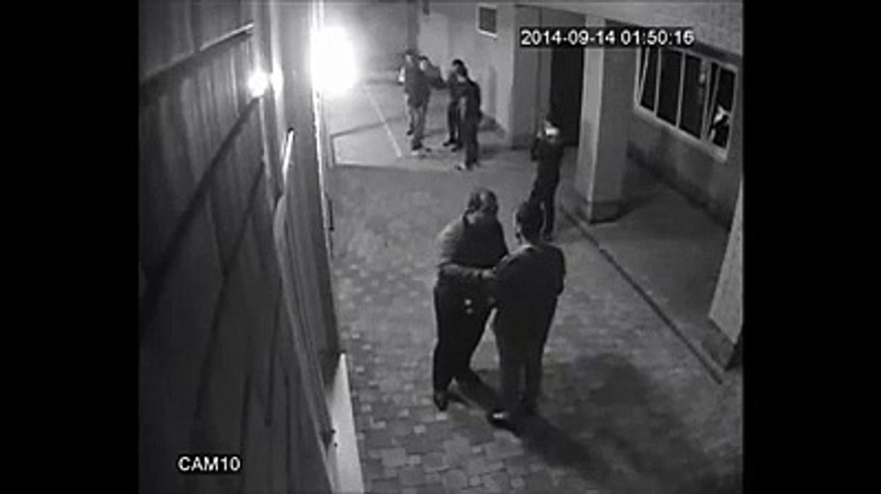 Une Droite, Une Gauche, un boxeur met KO 2 mec en 2 coups de poings