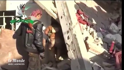 Скачать видео: Une vidéo amateur montre des combattants kurdes et syriens patrouillant dans les ruines de Kobané