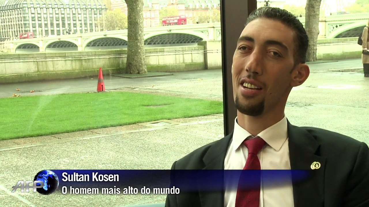 Homens mais alto e mais baixo do mundo se encontram