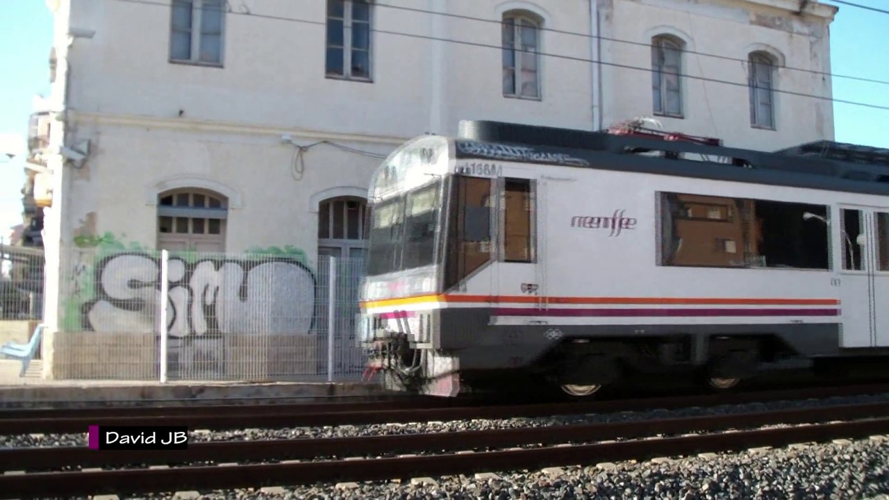 Trenes en la estación de Torredembarra