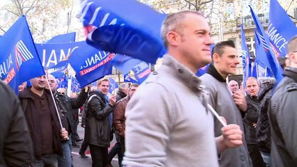 Paris: un collectif interpelle des policiers qui manifestent